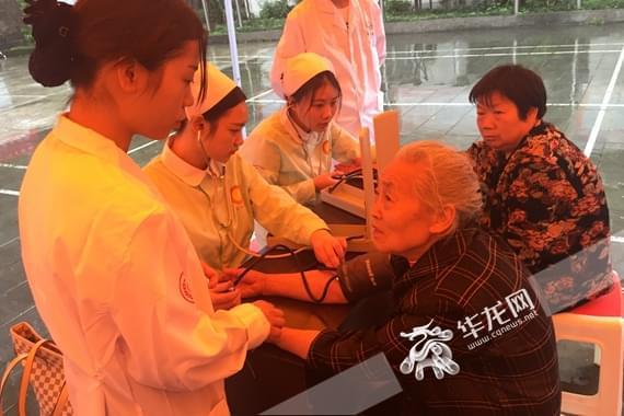 巴南區(qū)衛(wèi)生技校 白衣天使 進社區(qū)義診 專業(yè)服務引市民點贊